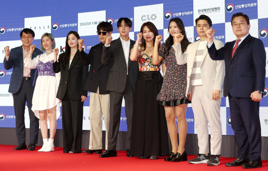 30일 오후 서울 중구 동대문디자인플라자에서 열린 '메타패션 제작 발표회'에서 송재호 KT 부사장(오른쪽부터), 오승우 CLO 대표, 모델 재시, 김보민 디자이너, 가수 라비, 고태용 디자이너, 배우 한선화, 황이슬 디자이너, 장영진 산업통상자원부 차관이 포즈를 취하고 있다. <연합뉴스>